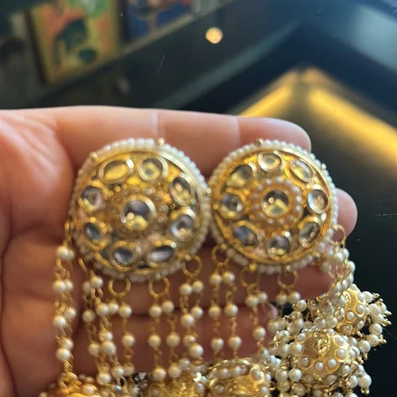 NWT Long,pretty, intricate ‘Jhumka’ earrings with 4 ‘Jhumpa’s’ and faux pearls! - Picture 9 of 9